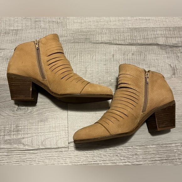 Lucky Brand leather slit front heeled ankle boots size 9.5 - Picture 4 of 13